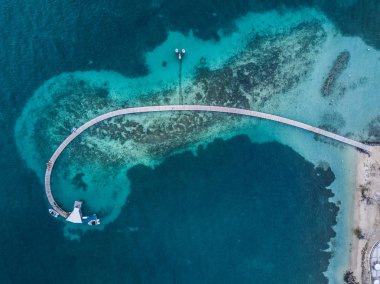 Karayip adalarında, yukarıdan Martinik plaj ve dağ manzarası