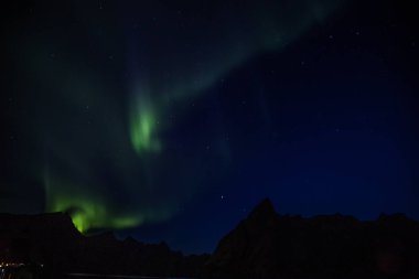 Norveç'te Lofoten adalarında Reine üzerinde Kuzey ışıkları