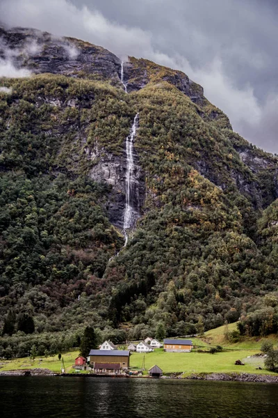 Den UNESCO Naeroyfjord utsikt från kryssningen, nära bergen i Norge — Stockfoto