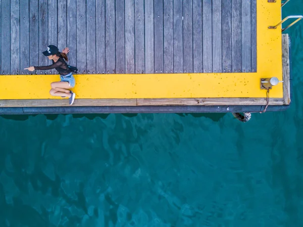 Veduta della spiaggia e della montagna della Martinica dall'alto, nelle isole caraibiche — Foto Stock