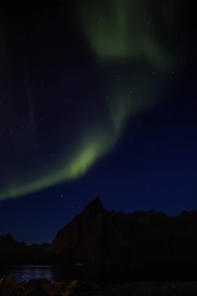 Észak-fények felett Reine a Lofoten szigeteken Norvégiában — Stock Fotó