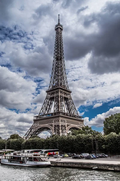 Vistas de la Torre Eiffel en París, Francia — Foto de Stock