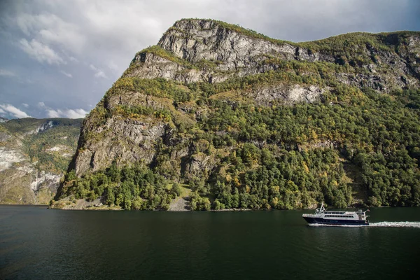 Den UNESCO Naeroyfjord utsikt från kryssningen, nära bergen i Norge — Stockfoto