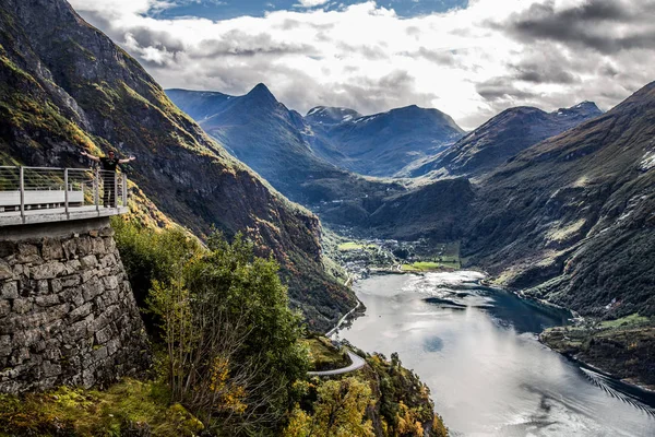 Вид фьорд Гейрангер з круїзу, в Норвегії — стокове фото