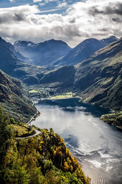 Widok na fiord Geiranger z rejsu, w Norwegii — Zdjęcie stockowe