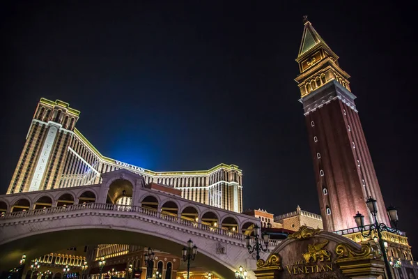 夜间澳门的街景和赌场 — 图库照片