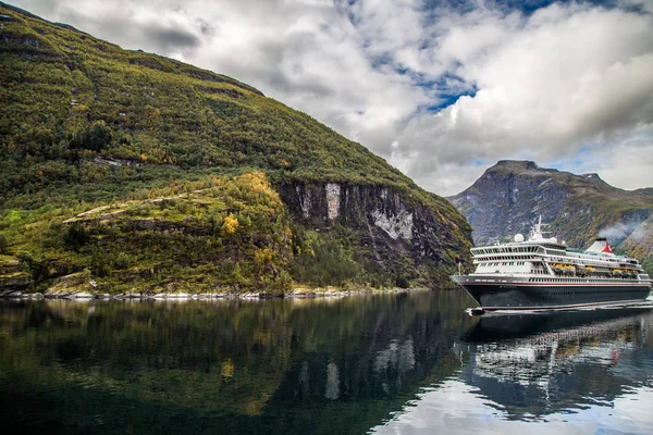 Utsikt över Geirangerfjorden från kryssningen, i Norge — Stockfoto