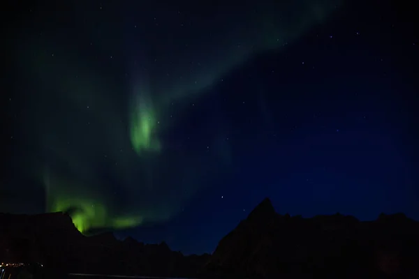 Észak-fények felett Reine a Lofoten szigeteken Norvégiában — Stock Fotó