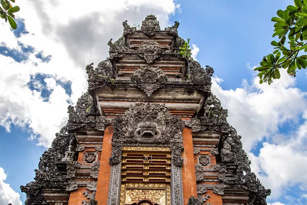 Ubud temple with pond in Bali Indonesia — Stock Photo, Image