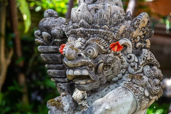 Temple Ubud avec étang à Bali Indonésie Photos De Stock Libres De Droits