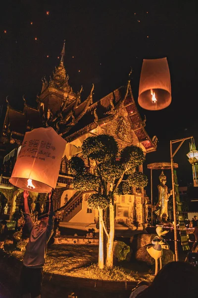 元宵节，泰国清迈的叶鹏和洛伊·赫拉通 — 图库照片