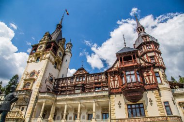 Doğu Avrupa Romanya'da Transilvanya Peles Kalesi