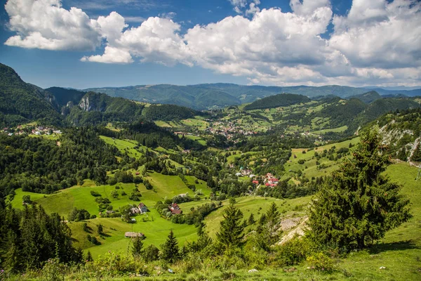 Doğu Avrupa Romanya'da Transfagarasan yol manzarası — Stok fotoğraf