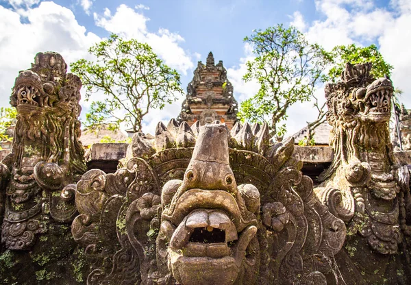 Templo de Ubud con estanque en Bali Indonesia — Foto de Stock
