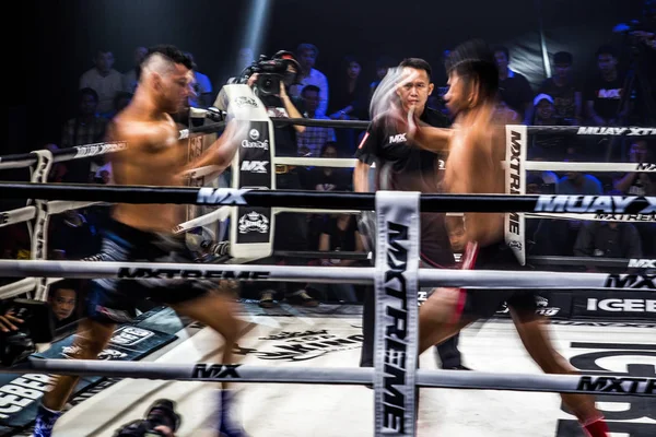 Muay Thai bojující v Bangkoku v Thajsku — Stock fotografie