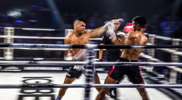 Muay Thai bojující v Bangkoku v Thajsku — Stock fotografie