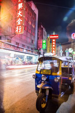 Chinatown, Bangkok, Tayland Tuk Tuk gece manzarası