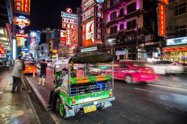 Chinatown, Bangkok, Tayland Tuk Tuk gece manzarası
