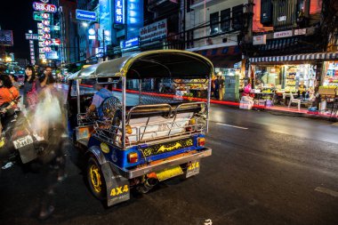 Chinatown, Bangkok, Tayland Tuk Tuk gece manzarası
