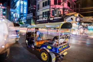 Chinatown, Bangkok, Tayland Tuk Tuk gece manzarası