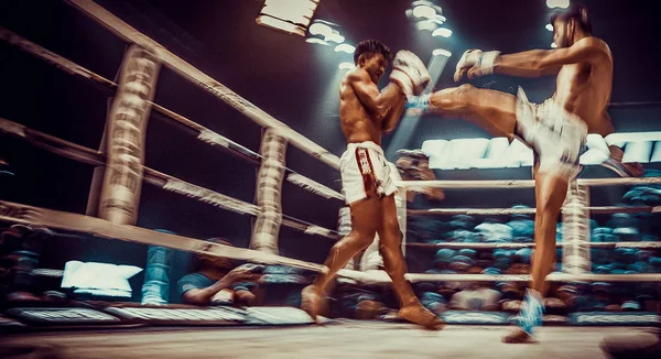 Muay Thai bojující v Bangkoku v Thajsku — Stock fotografie