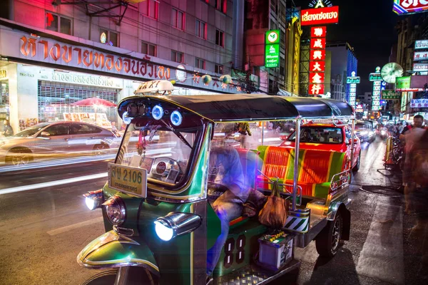 Tuk Tuk Night views in Chinatown, Bangkok, Thailand — Stockfoto