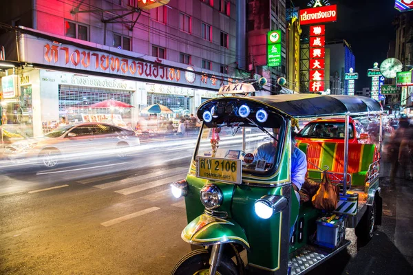 Tuk Tuk Night views in Chinatown, Bangkok, Thailand — Stockfoto