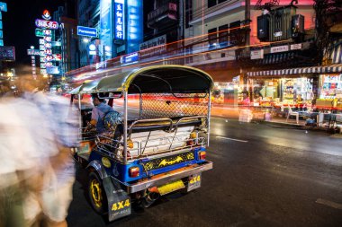 Chinatown, Bangkok, Tayland Tuk Tuk gece manzarası