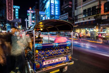 Chinatown, Bangkok, Tayland Tuk Tuk gece manzarası