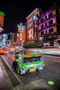 Chinatown, Bangkok, Tayland Tuk Tuk gece manzarası