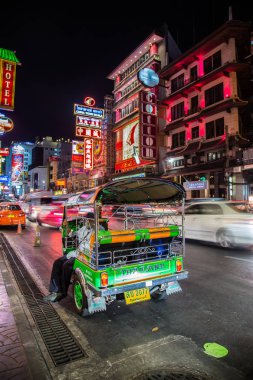Chinatown, Bangkok, Tayland Tuk Tuk gece manzarası