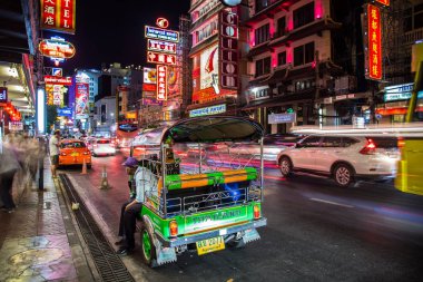 Chinatown, Bangkok, Tayland Tuk Tuk gece manzarası