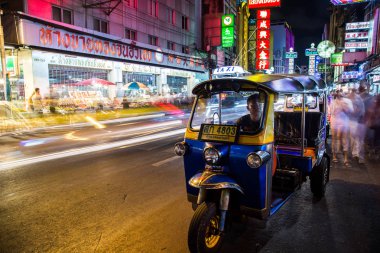 Chinatown, Bangkok, Tayland Tuk Tuk gece manzarası