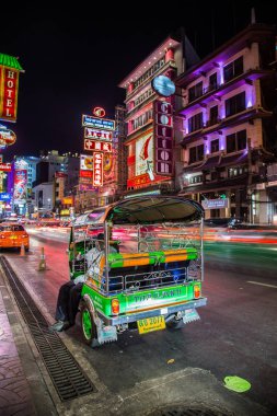 Chinatown, Bangkok, Tayland Tuk Tuk gece manzarası