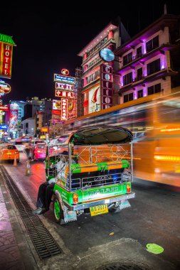 Chinatown, Bangkok, Tayland Tuk Tuk gece manzarası