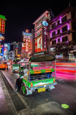 Chinatown, Bangkok, Tayland Tuk Tuk gece manzarası