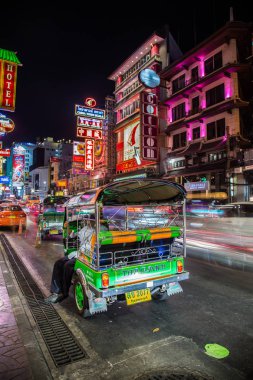 Chinatown, Bangkok, Tayland Tuk Tuk gece manzarası