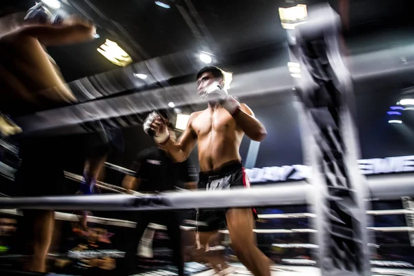 Muay tailandês lutando em Bangkok, na Tailândia — Fotografia de Stock