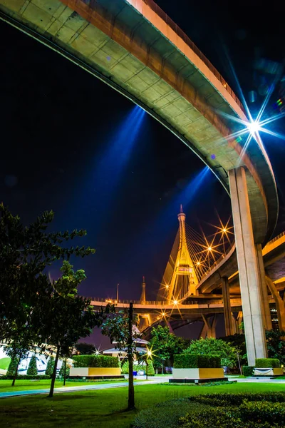 バンコクタイの夕暮れ時のプミポン橋の景色 — ストック写真