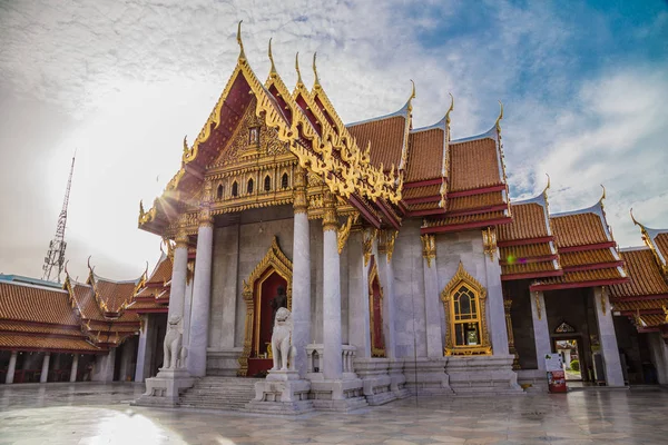 Marmortempel bei Sonnenaufgang in Bangkok in Thailand — Stockfoto