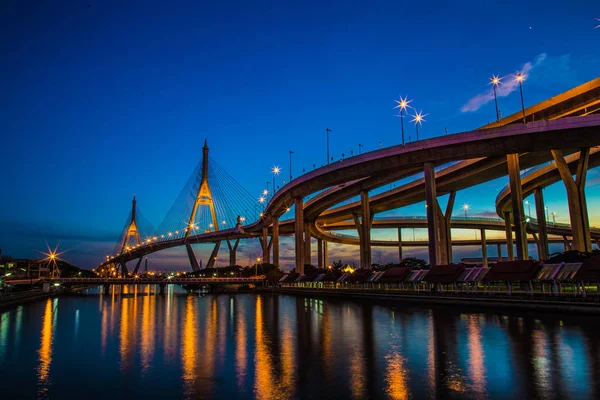 Vistas del puente de Bhumibol al atardecer en Bangkok Tailandia — Foto de Stock