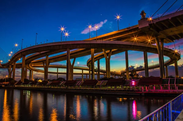 泰国曼谷日落时分欣赏普密蓬桥美景 — 图库照片