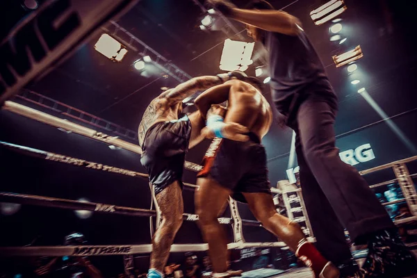 Muay Thai bojující v Bangkoku v Thajsku — Stock fotografie