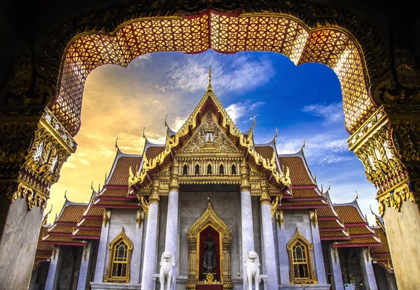 Marmortempel bei Sonnenaufgang in Bangkok in Thailand — Stockfoto