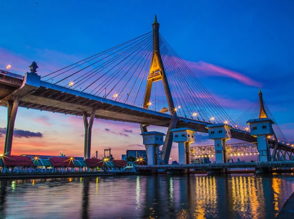 Vistas del puente de Bhumibol al atardecer en Bangkok Tailandia — Foto de Stock