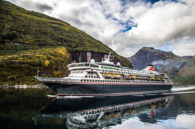 Norveç'te, seyir gelen geiranger fiyort manzarası