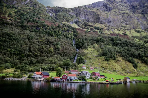 Den UNESCO Naeroyfjord utsikt från kryssningen, nära bergen i Norge — Stockfoto