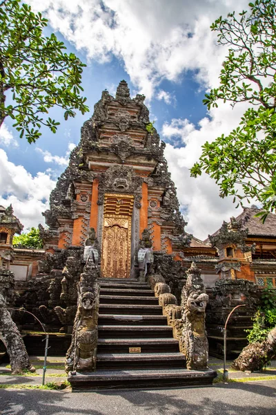 Templo de Ubud con estanque en Bali Indonesia —  Fotos de Stock