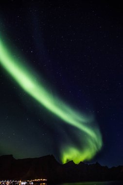 Norveç'te Lofoten adalarında Reine üzerinde Kuzey ışıkları