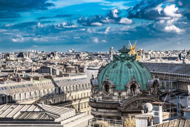 Fransa'da çatılardan Paris manzarası